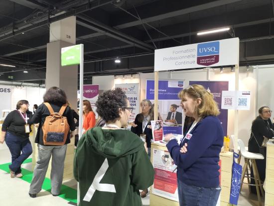 photo du stand avec du public